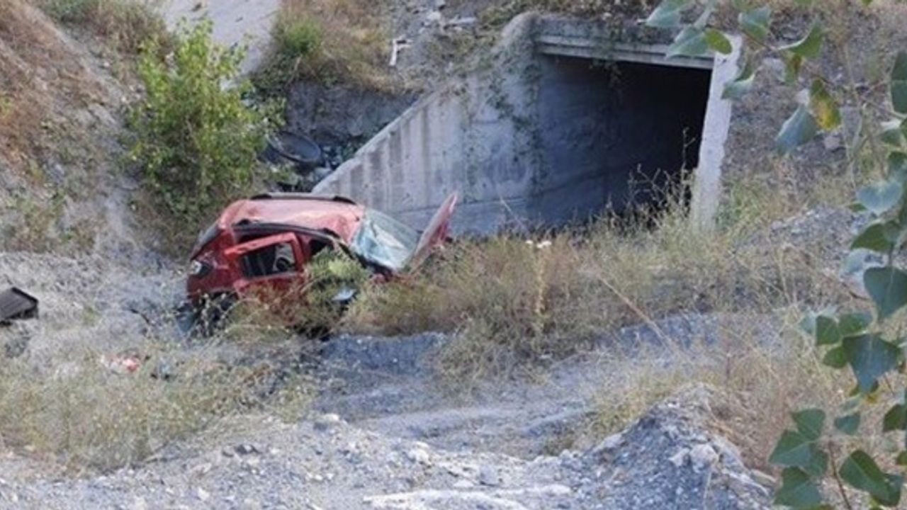 Bilecik'te Şarampole Uçan Araçtaki 4 Kişi Yaralandı