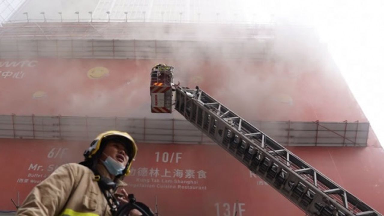 Hong Kong Dünya Ticaret Merkezi'nde büyük yangın!