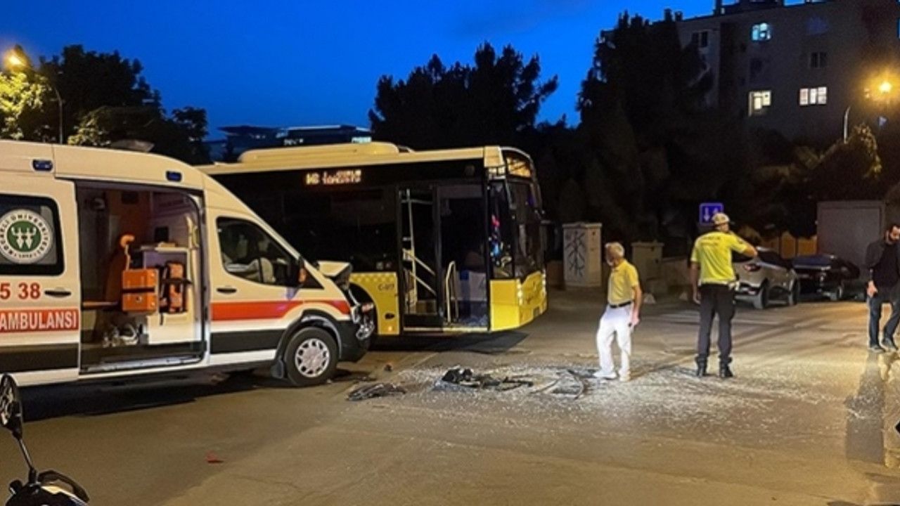 İstanbul Kadıköy'de ambulans ile İETT otobüsü çarpıştı