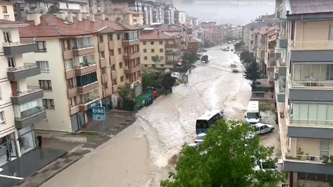 Ankara'da şiddetli yağmur! Yollar göle döndü evleri su bastı