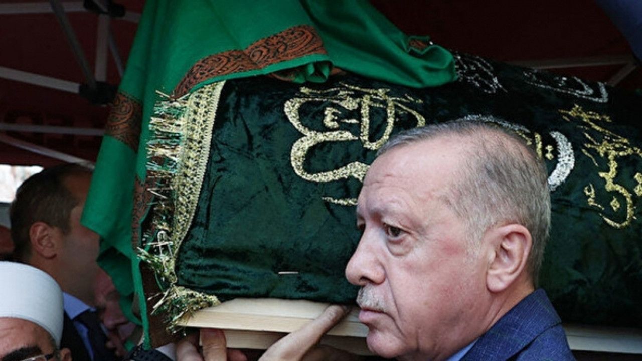 Cumhurbaşkanı Erdoğan Mahmut Ustaosmanoğlu Hoca'nın naaşına omuz verdi