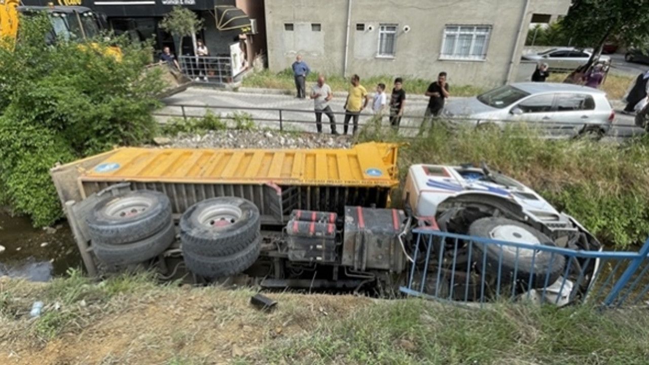 Beykoz'da İBB'nin kamyonu önce durağa çarptı sonra su kanalına devrildi