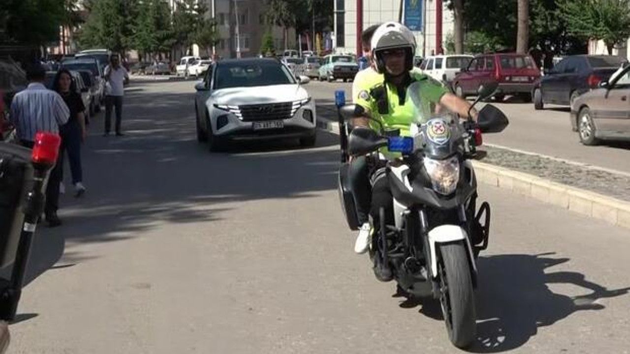 Amasya'da kimliğini unutan öğrencileri YKS'ye motosikletli polis yetiştirdi