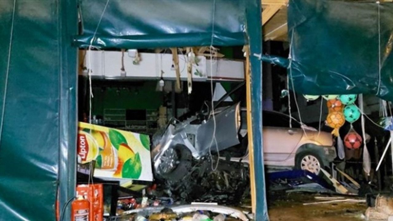 Samsun'da takla atan araç şarküteri dükkanına daldı! 2 ölü