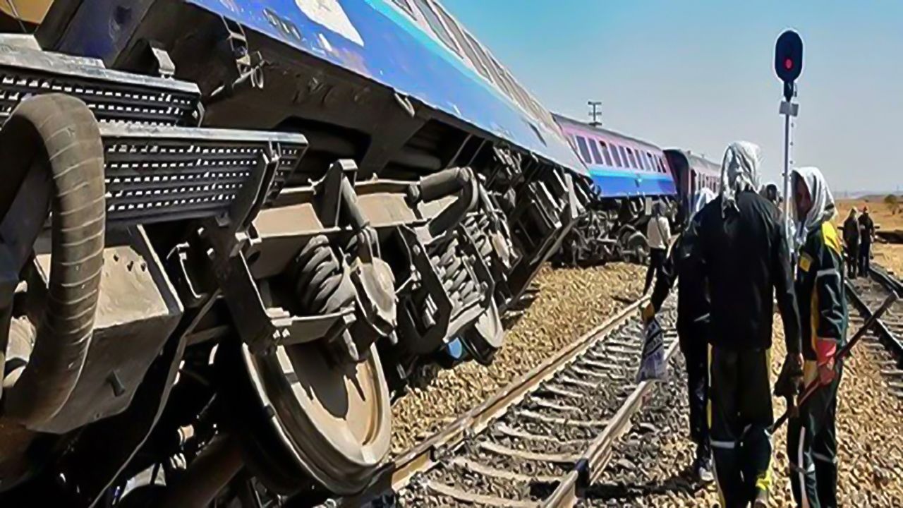 İran'da tren raydan çıktı: Çok sayıda ölü ve yaralı var