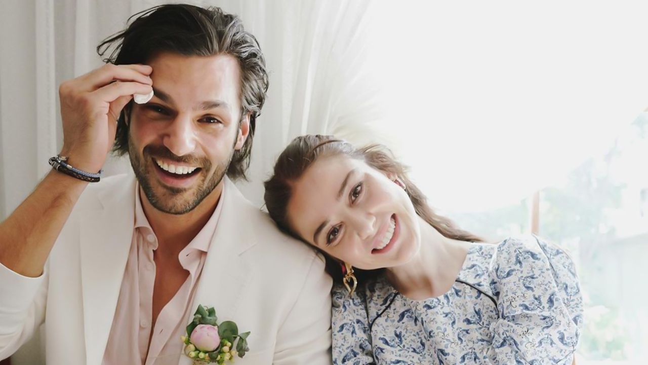Oyuncu çift Serkan Çayoğlu ile Özge Gürel aile arasında sade törenle nişanlandı