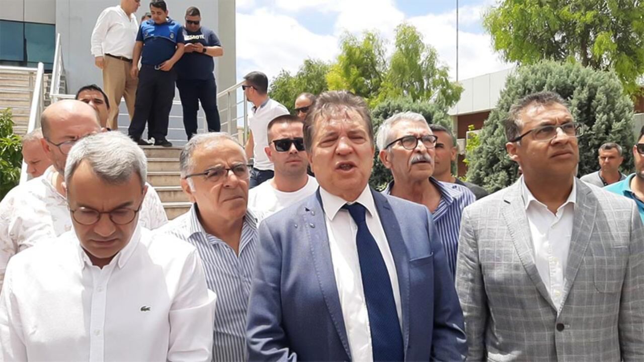 Balıkesir Edremit Belediye Başkanı Selman Hasan Arslan'a makamında saldırı