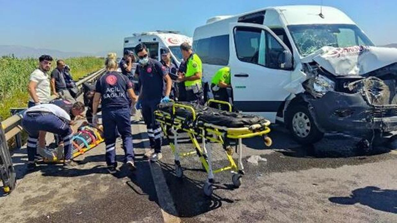 Aydın'da yolcu minibüsü kamyonete çarptı: 10 yaralı