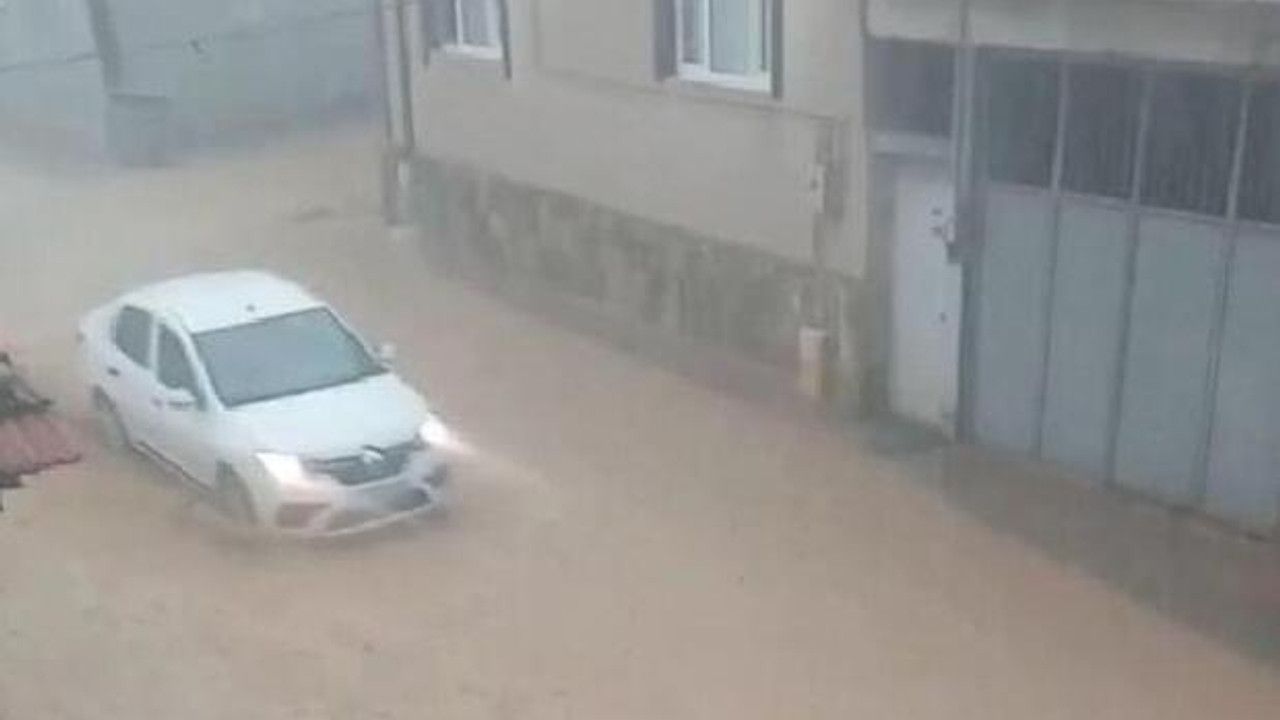 Bursa'da sağanak yağış taşkınlara sebep oldu