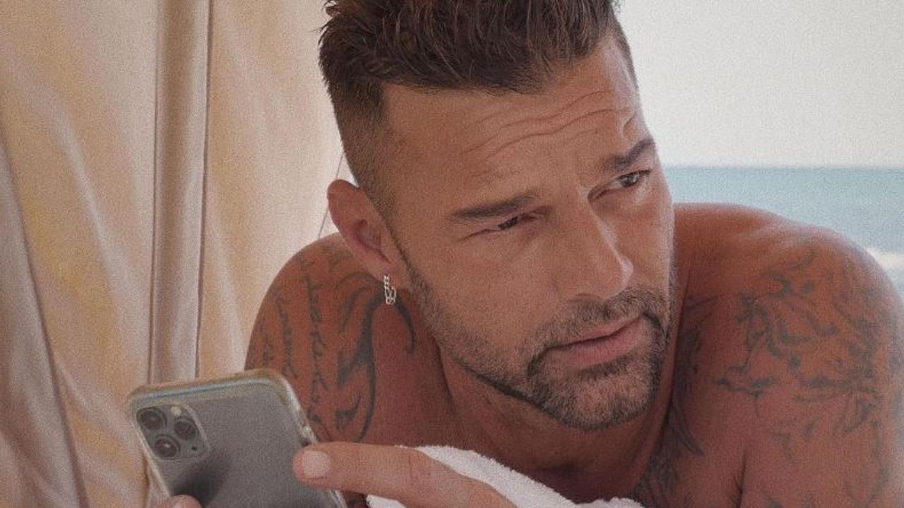 Latinlerin idolü Ricky Martin'e ensest ilişki suçlaması
