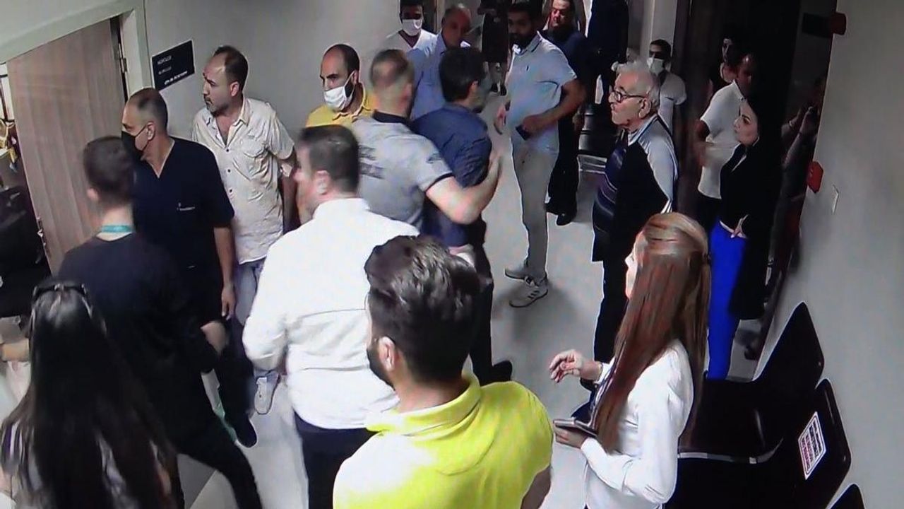 Elazığ'da bir kişi "Beynimdeki Çipi Çıkart Dedi" ve doktora silah çekip darp etti!