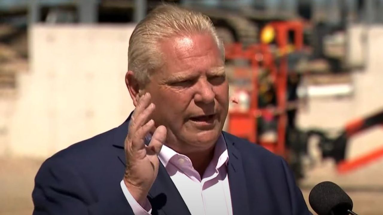 Ontario Başbakanı Ford konuşurken ağzına giren arıyı çiğnedi
