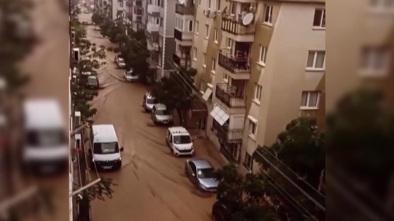 İzmir 15 dakikada sağanak yağmura teslim oldu!