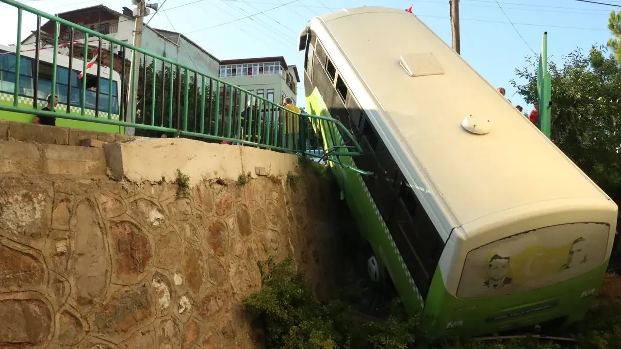 İçi dolu özel halk otobüsü bahçe duvarından uçtu