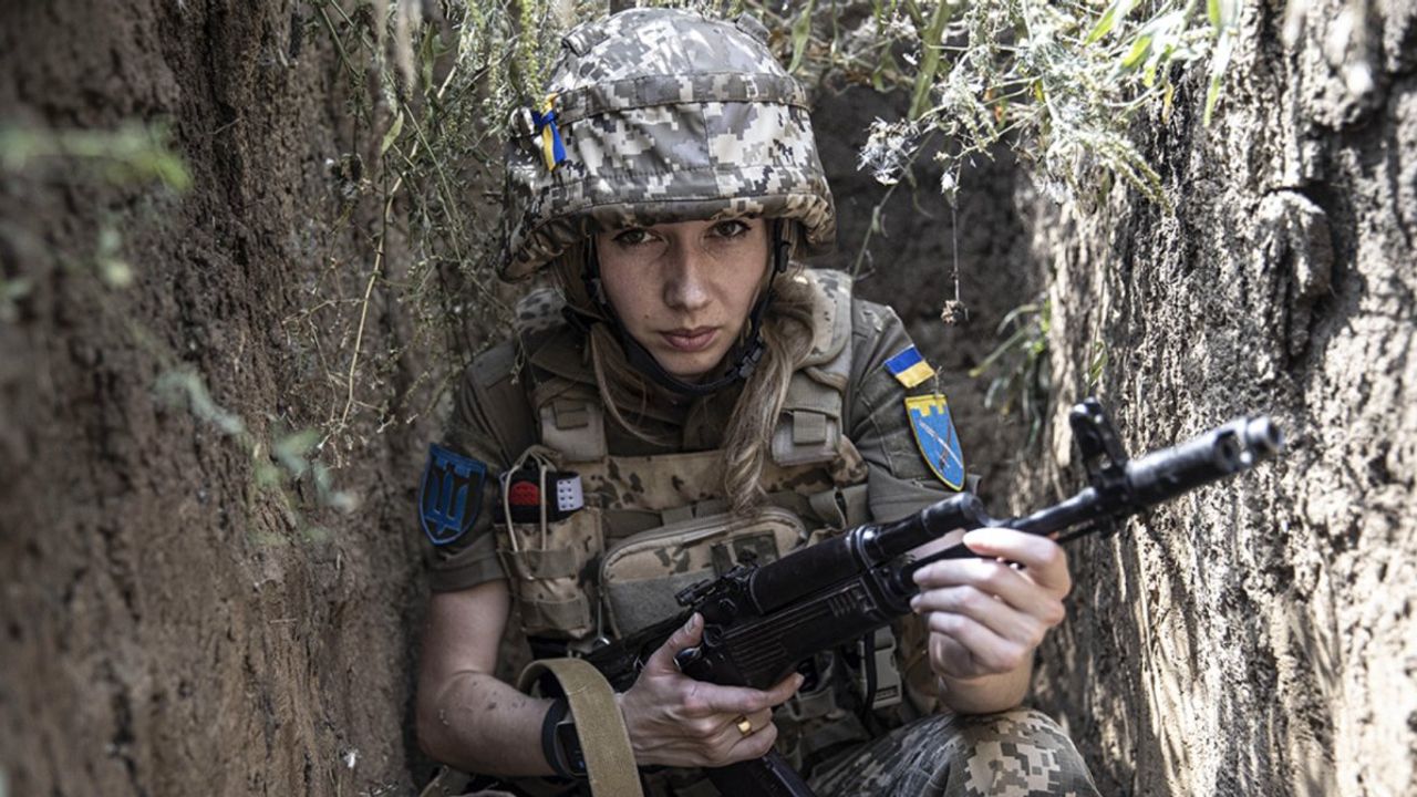 Ukraynalı kadın askerlerin cephedeki mücadelesi görüntülendi
