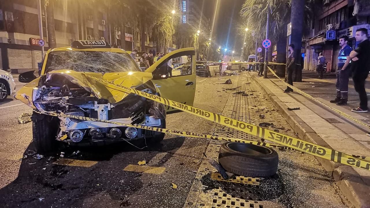 İzmir'de ticari taksi kağıt toplayıcısına çarptı! 1 ölü