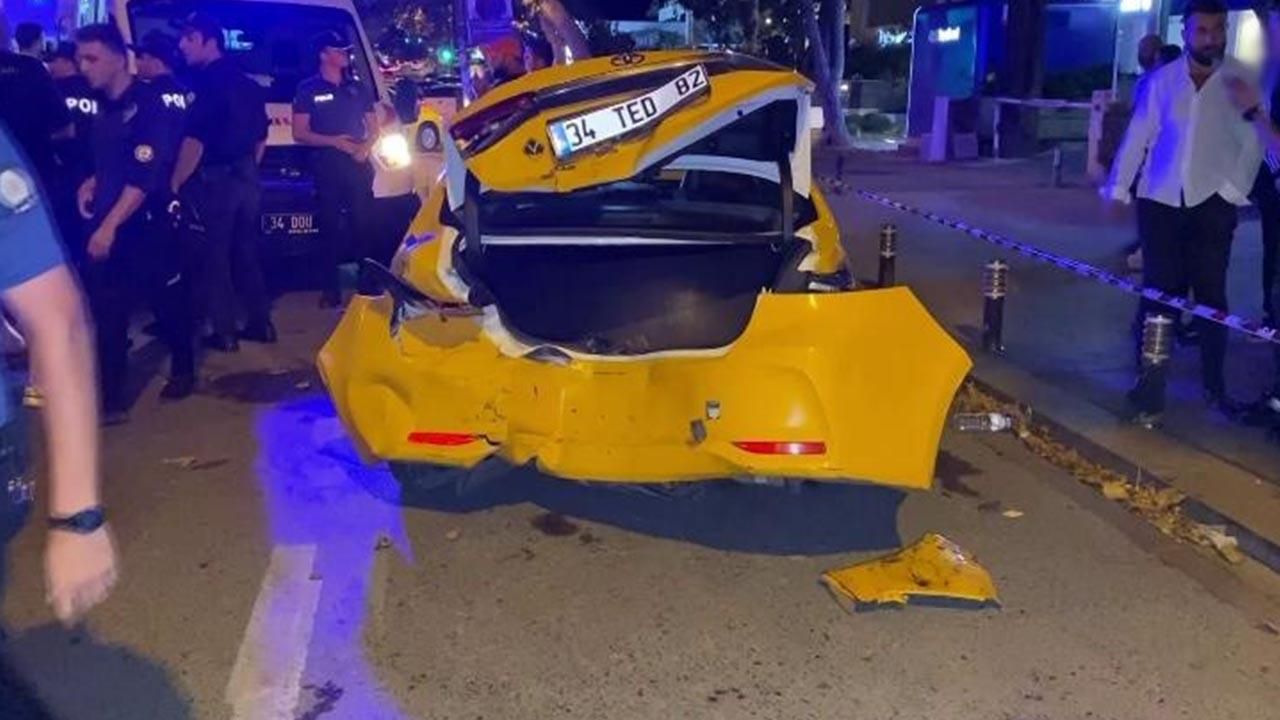 İstanbul Kadıköy'de taksi ile otomobil çarpıştı! 2 yaralı