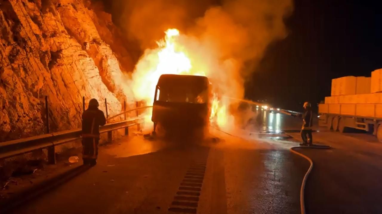 Mersin'de 8 ton kömür yüklü tır yolda alev alev yandı