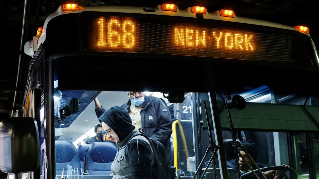 New York'ta toplu taşımadaki maske zorunluluğu kaldırıldı