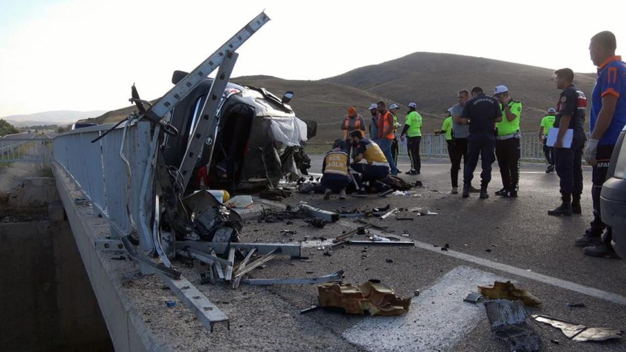 Yozgat'ta otomobil bariyerlere çarptı! 3 ölü, 1 yaralı