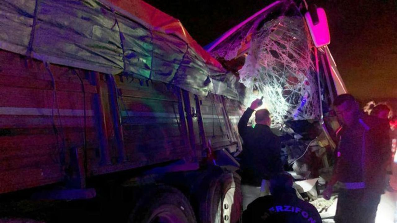 Amasya'da yolcu otobüsü ile TIR çarpıştı! Ölü ve yaralılar var