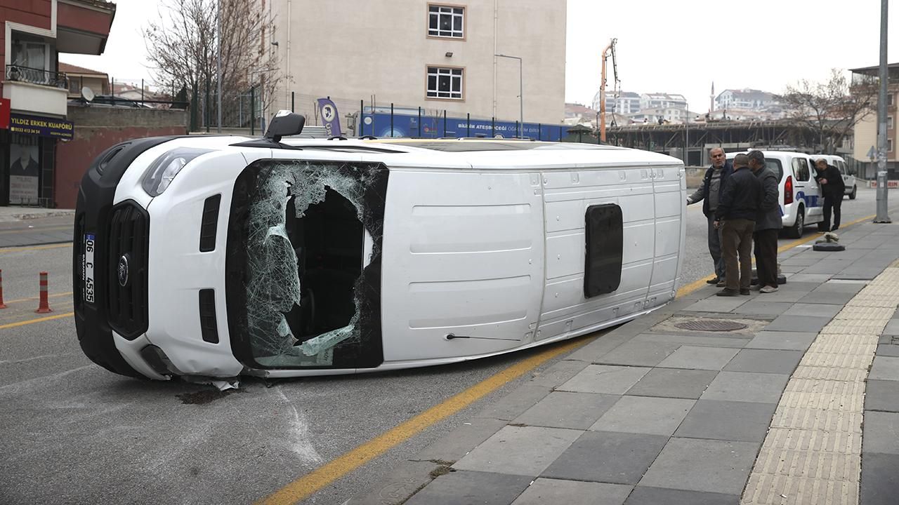 Ankara'da servis minibüsüyle otomobil çarpıştı! 3 yaralı