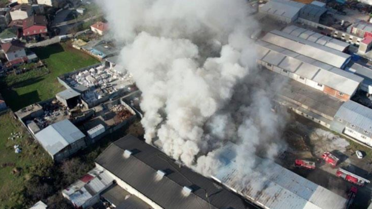 Eyüpsultan’da çıkan fabrika yangını 3 saat sonra söndürüldü