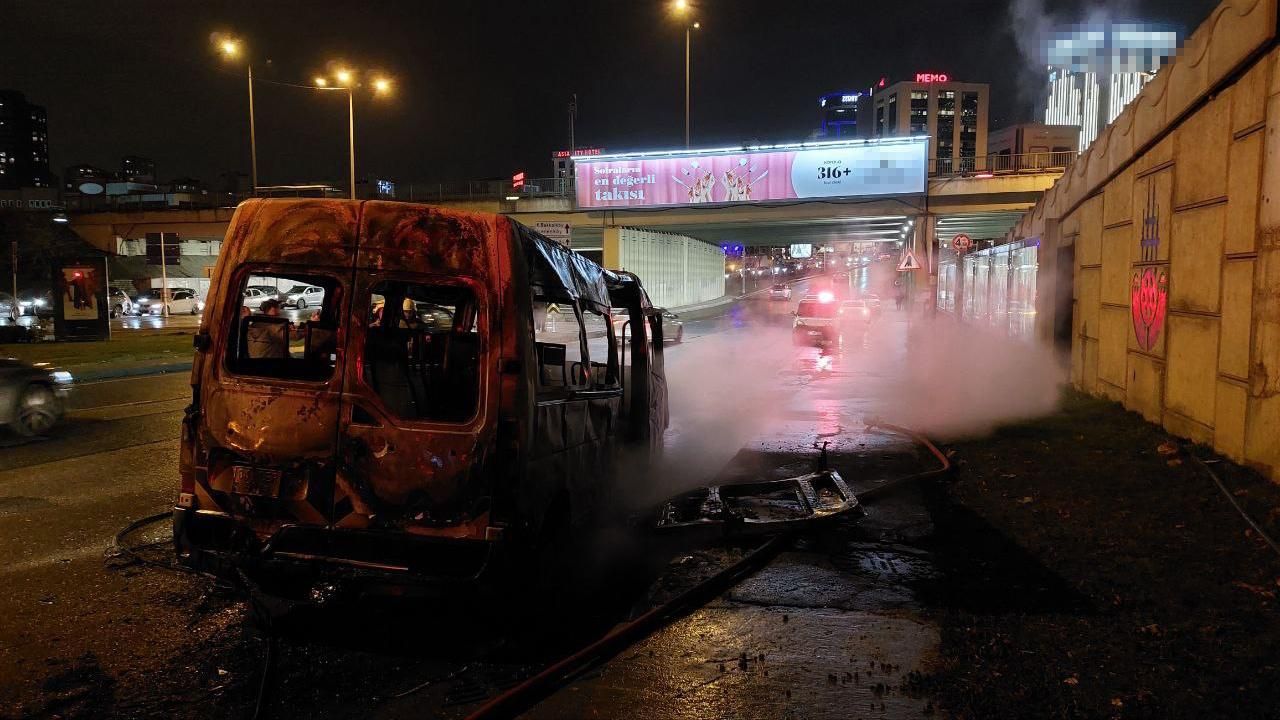 İstanbul'da servis minibüsü seyir halinde küle döndü