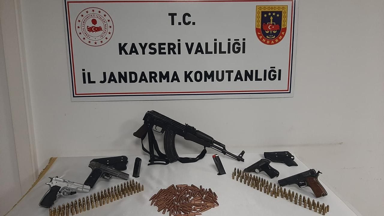 Kayseri'de evin bahçesinde gömülü uzun namlulu silah ve 4 tabanca ele geçirildi
