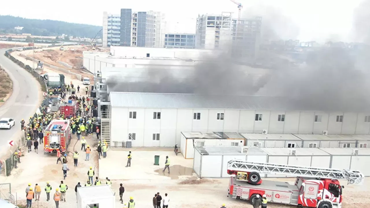 Antalya'da hastane inşaatında çalışan 200 işçinin kaldığı konteyner yandı