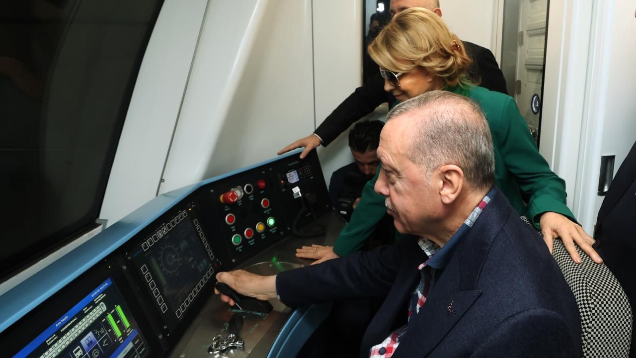Cumhurbaşkanı Erdoğan yeni metroyu kullandı!