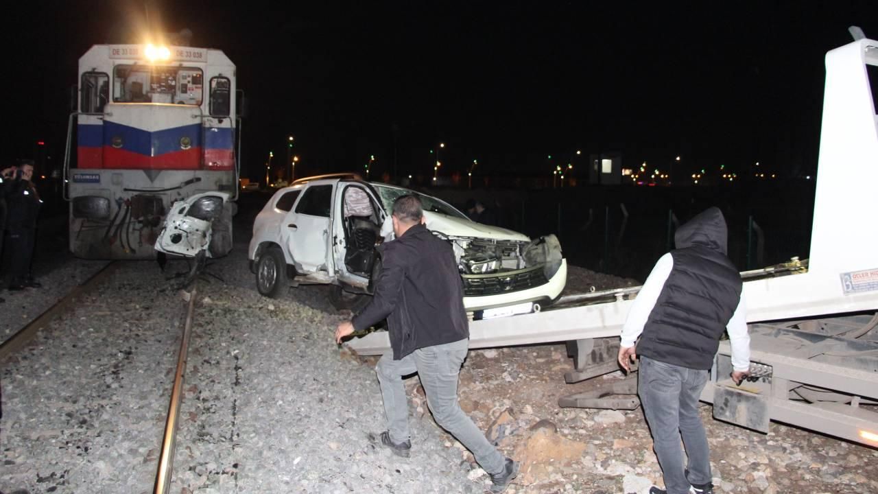 Diyarbakır'da yük treni hemzemin geçitte otomobile çarptı: 4 yaralı