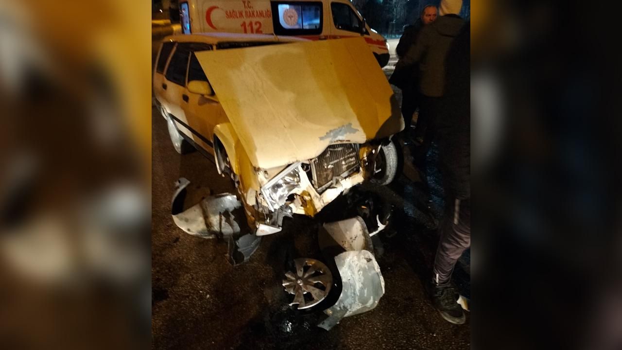 Erzurum'da iki otomobil çarpıştı! 5 kişi yaralandı