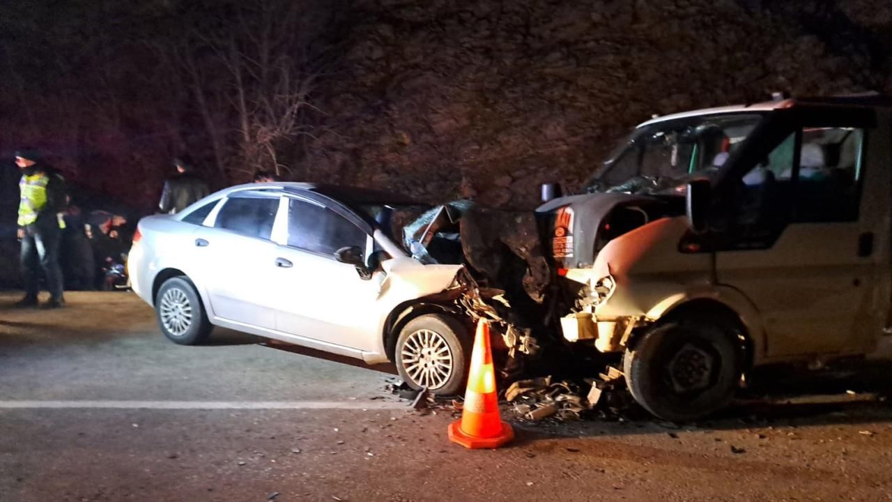 Isparta Eğirdir'de hatalı sollama yapan minibüs otomobille çarpıştı: 1 ölü, 3 yaralı