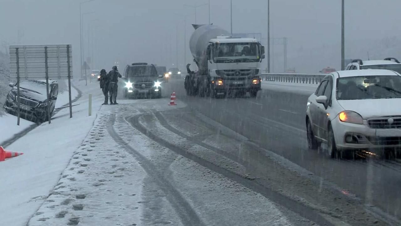 İstanbul'da yoğun kar yağışı başladı! Sürücüler zor anlar yaşıyor