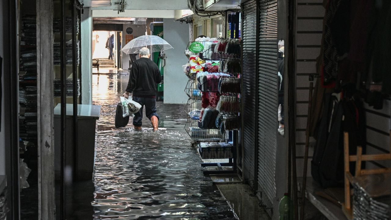 İzmir'de sağanak yağış! Rögarlar taştı, yollar göle döndü