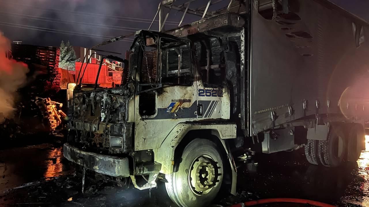 Kocaeli'de çıkan yangında 2 fabrika ve kamyonda hasar oluştu