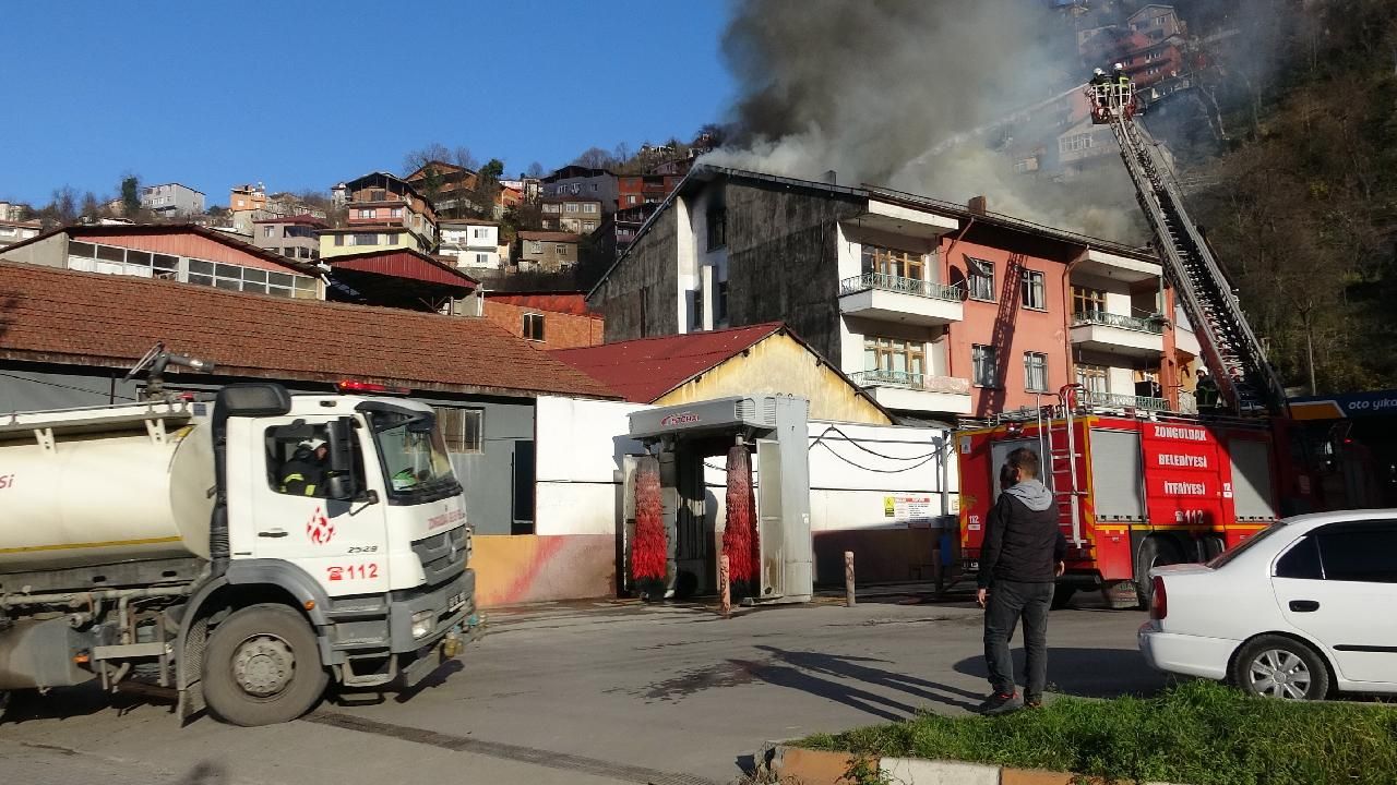 Zonguldak'ta bir binanın çatı katında çıkan yangın hasara neden oldu
