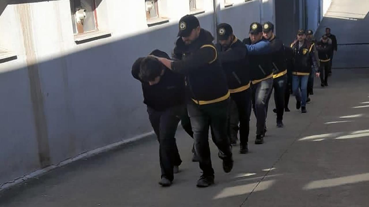 Adana'da hasarlı binalarda hırsızlık yapan 10 kişi tutuklandı
