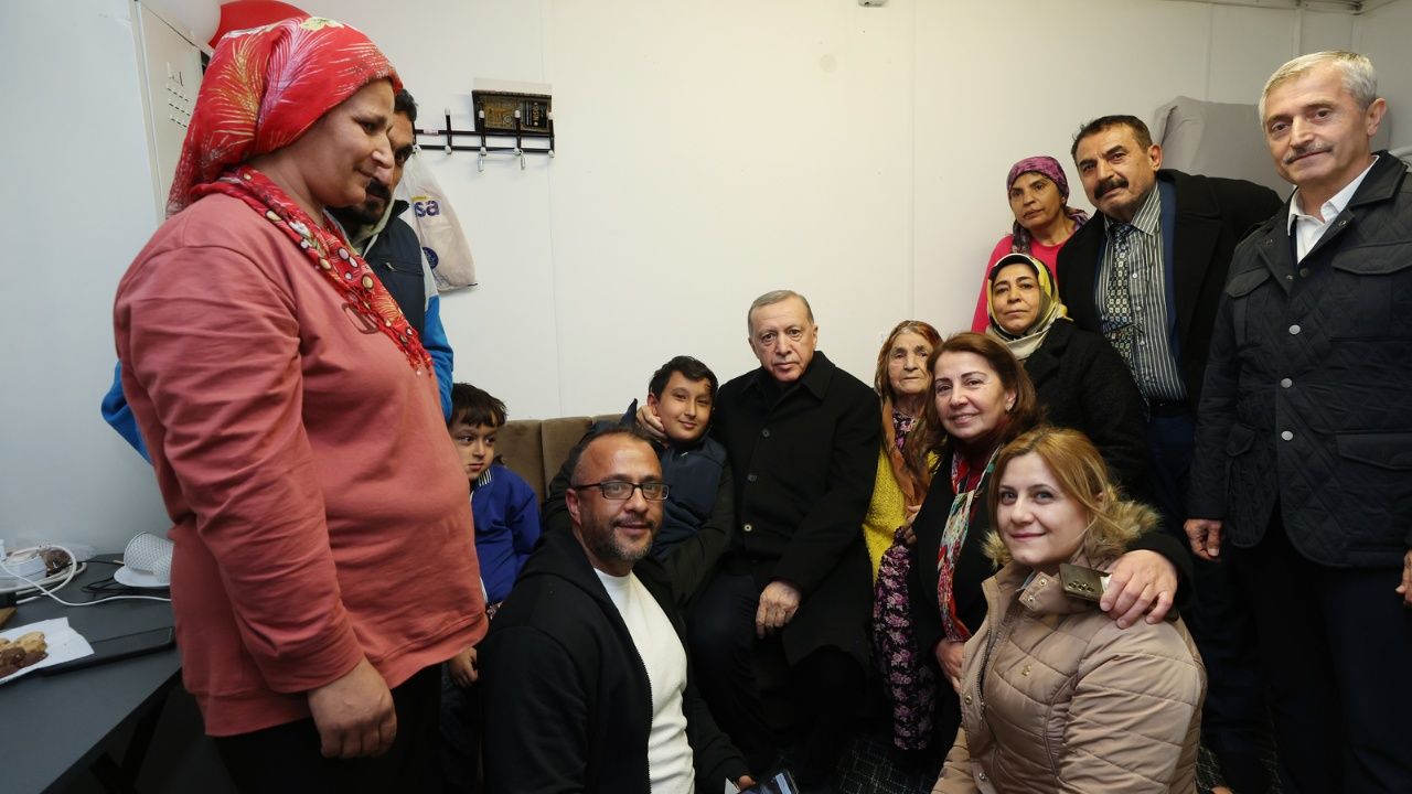 Cumhurbaşkanı Erdoğan'ın ziyaret ettiği depremzede aile konuştu! "Çocuklarımıza Hediyeler Takdim Etti"