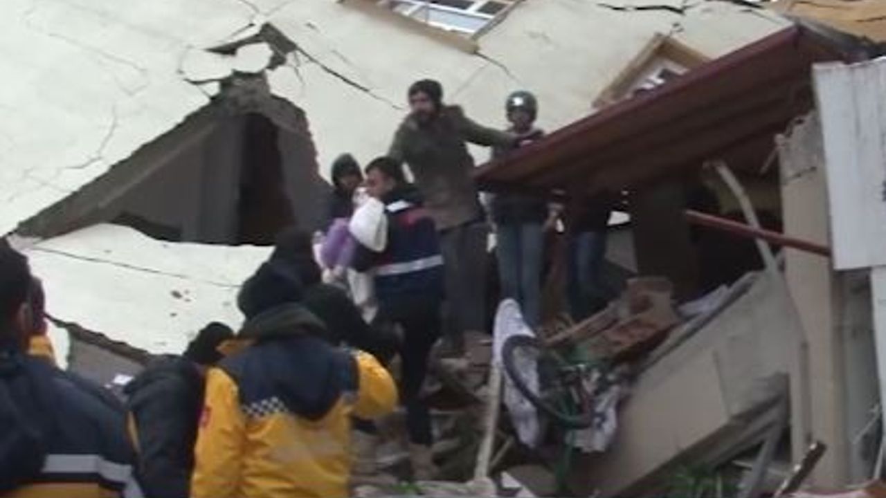 5 yaşındaki çocuk depremden 7 saat sonra canlı olarak kurtarıldı