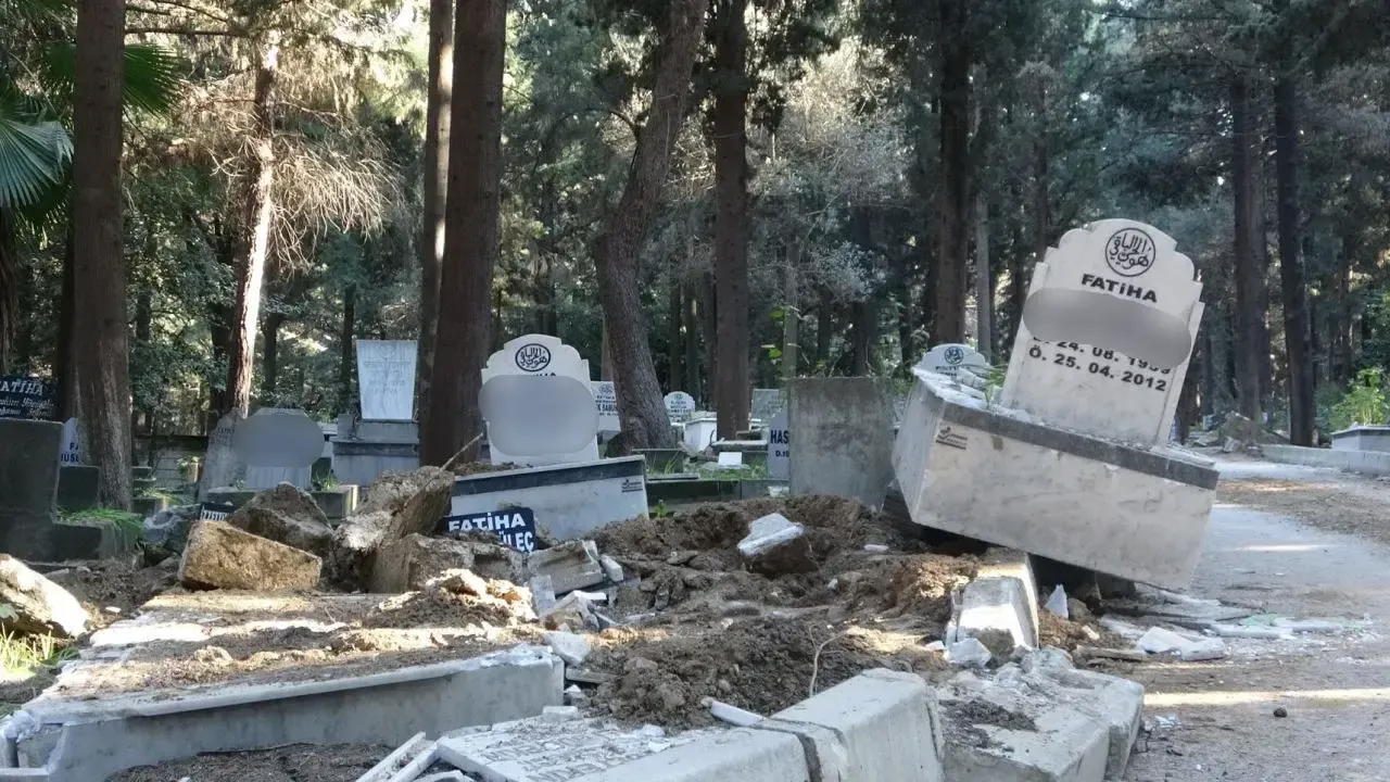 Hatay'da mezarlar deprem yüzünden hasar gördü