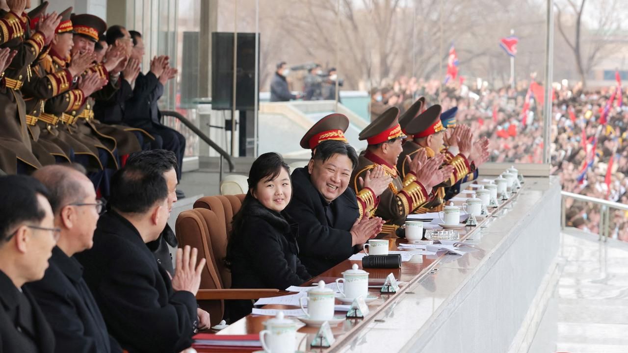 Kuzey Kore lideri Kim Jong-un babasının doğum günü kutlamaları kapsamındaki futbol maçını kızıyla izledi