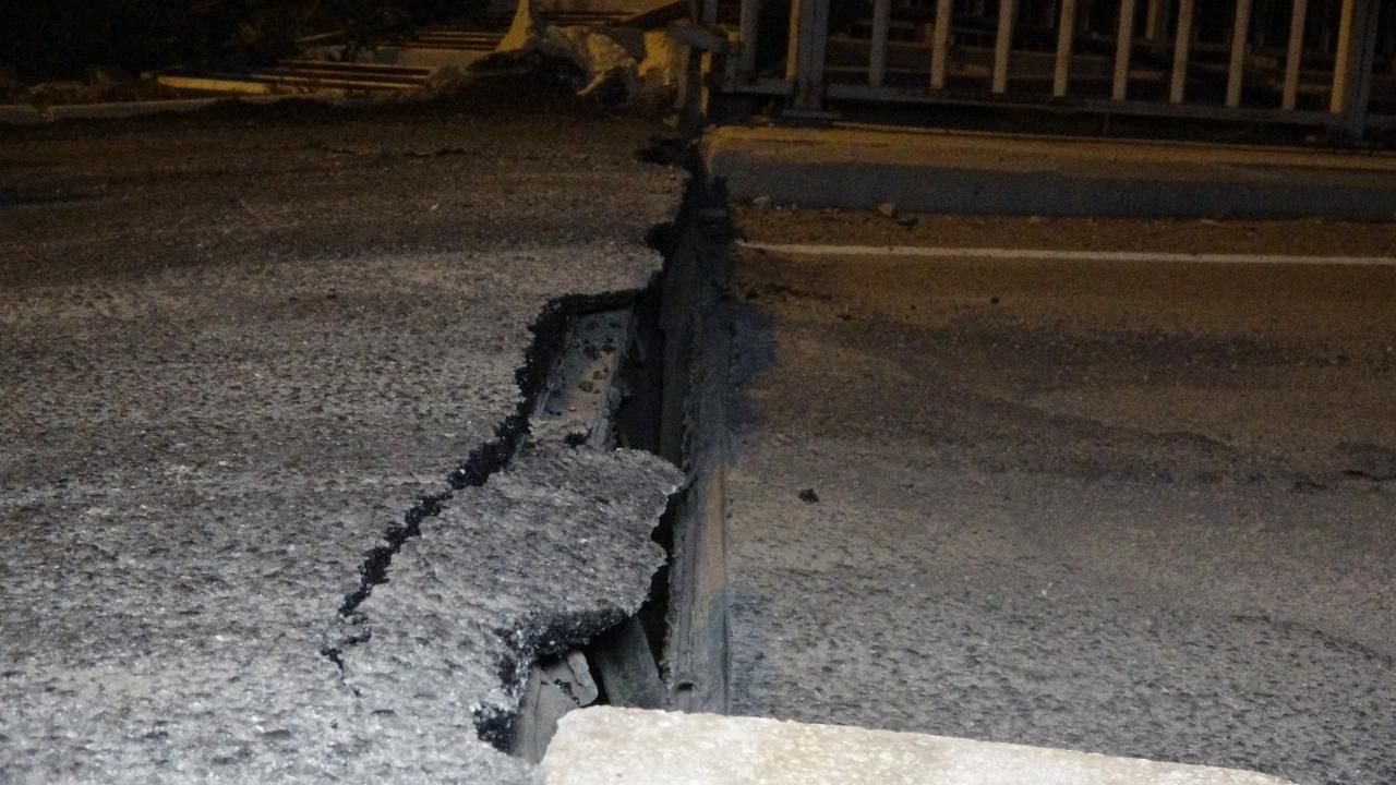 6,4'lük deprem sonrası köprü 10 santimetre çöktü