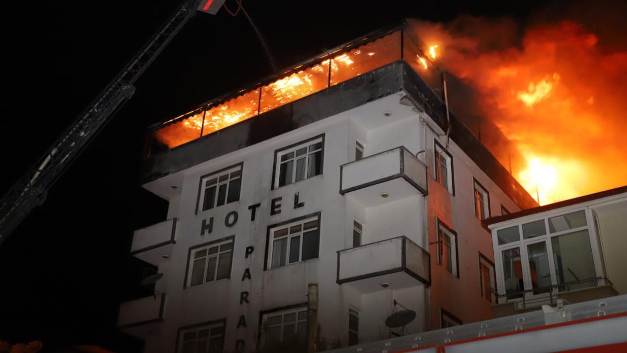 Sakarya Karasu'da bir otelin çatı katında yangın çıktı