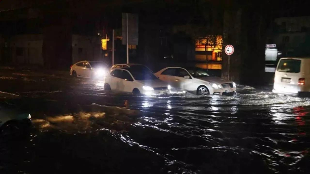 Adana sağanak yağışa teslim oldu! Yollar sular altında kaldı