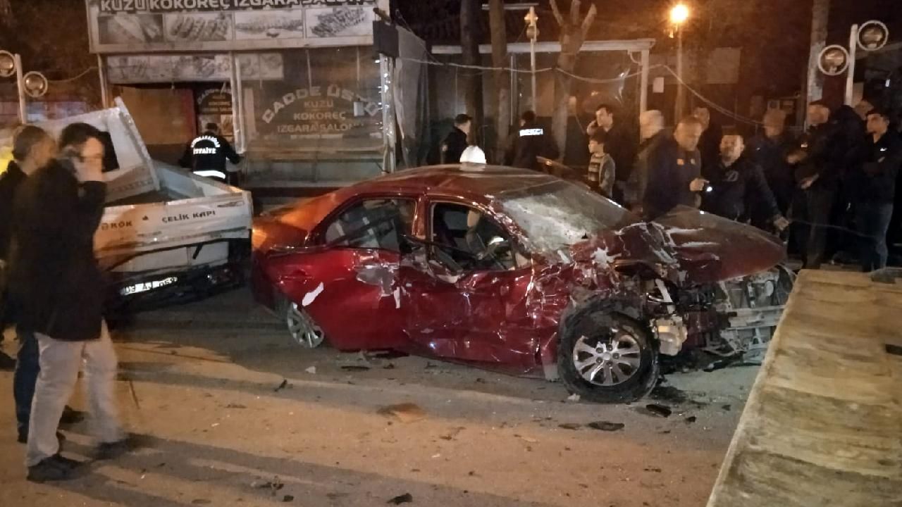 Afyonkarahisar'da 2 araca çarpan otomobildeki 1 kişi öldü, 4 kişi yaralandı