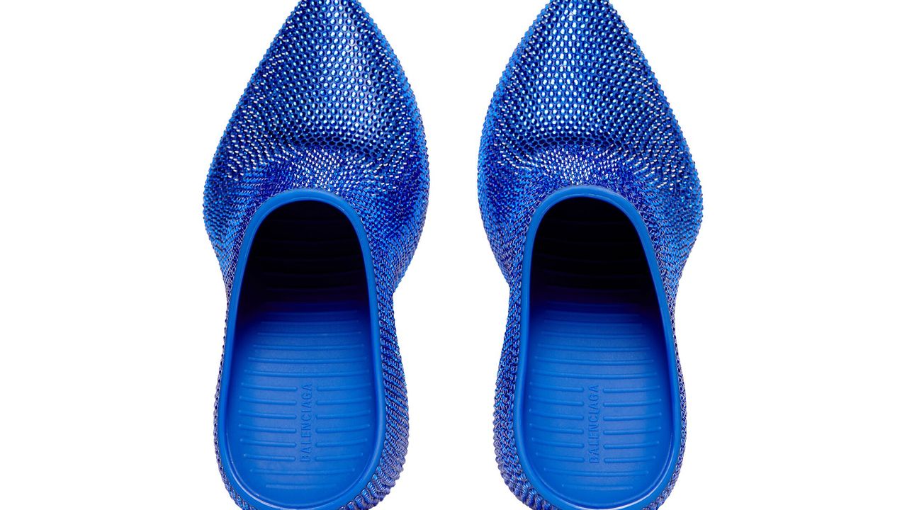 Balenciaga'nın 2023 yaz erkek koleksiyonunda bu ayakkabını fiyatı dudak uçuklatıyor