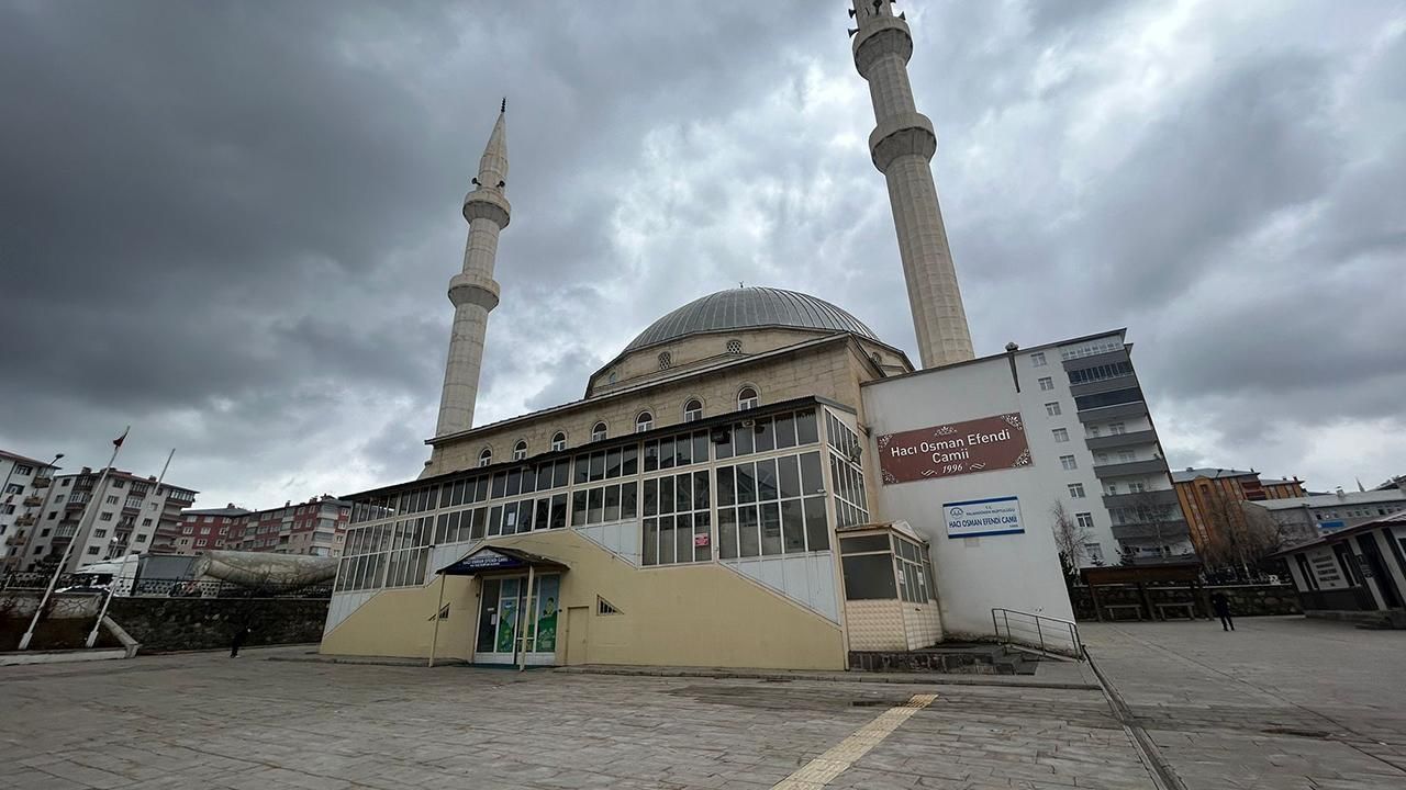 Erzurum'da çocuklar camiye biber gazı sıktı, imam namazı tamamlayamadı