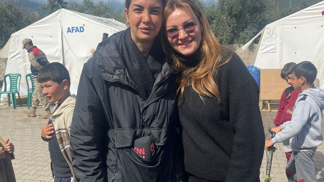 Fulya Öztürk ile Pınar Altuğ deprem yaralarını birlikte sarıyor